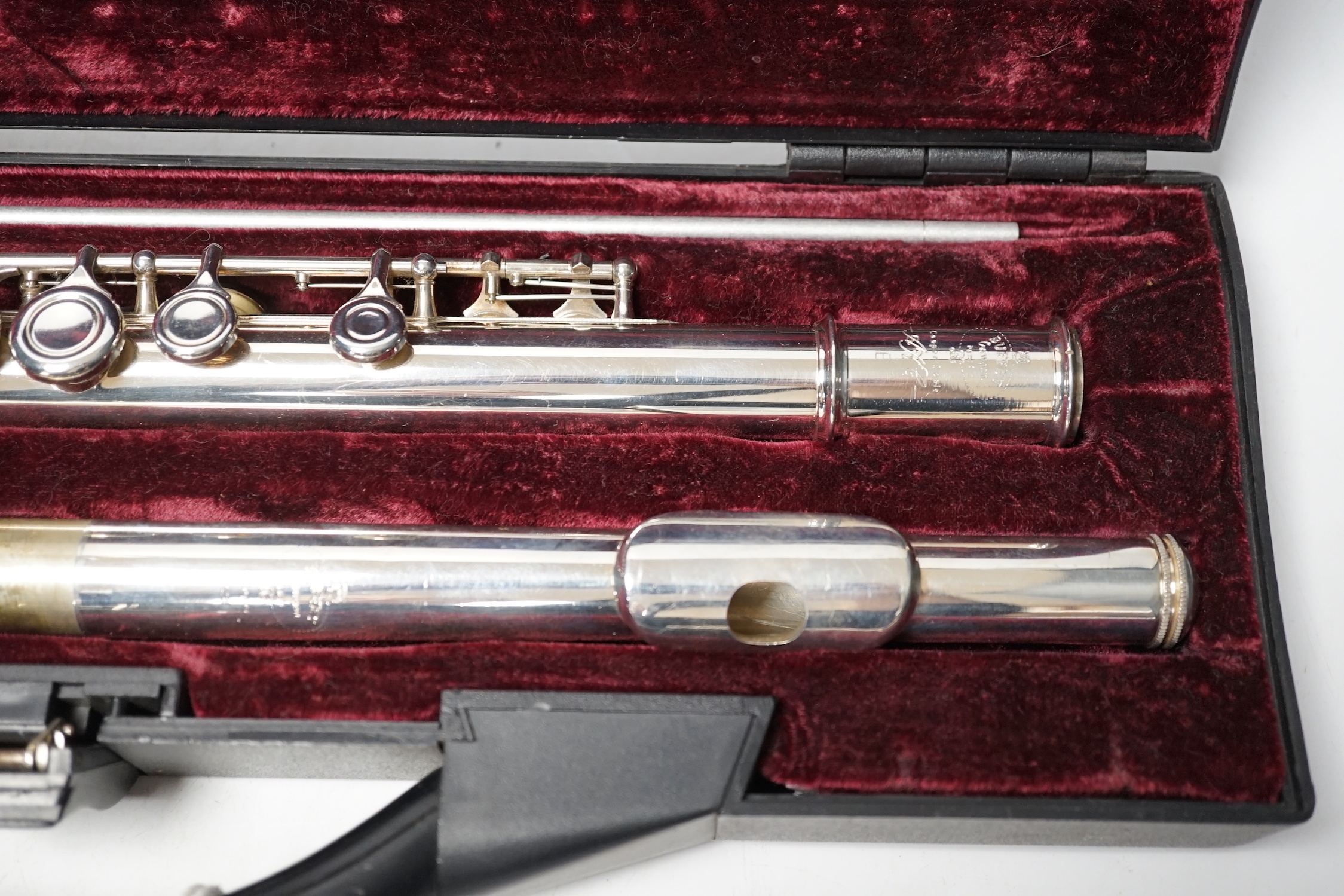 A cased Buffet Cooper 228 flute, with closed hole key work